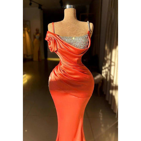 Vestido de fiesta de noche con tirantes, mangas cortas, abertura lateral y fruncido, clásico y atemporal.