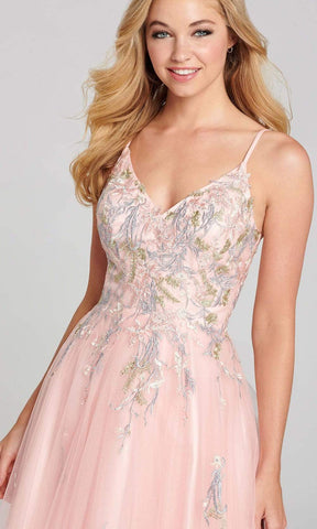 Robe trapèze vaporeuse ornée d'appliqués de dentelle