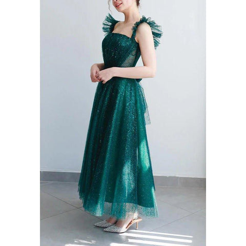 Robe de soirée carrée à bretelles scintillantes et coupe trapèze, couture et ornements