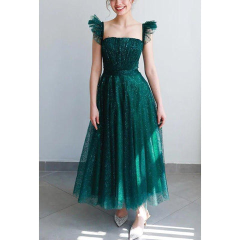 Robe de soirée carrée à bretelles scintillantes et coupe trapèze, couture et ornements