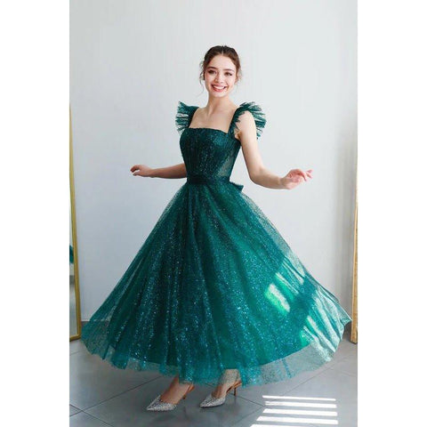 Robe de soirée carrée à bretelles scintillantes et coupe trapèze, couture et ornements