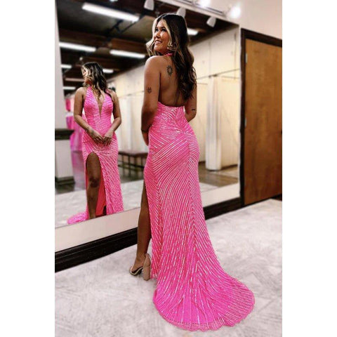 Vestido de fiesta de noche con cuello halter, sin mangas, con abertura lateral y lentejuelas, espalda descubierta y adornado.