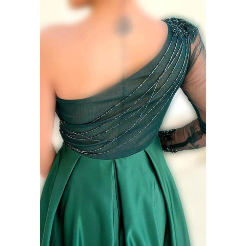 Vestido de fiesta de alta costura con un hombro al descubierto, mangas largas, corte A, apliques y abertura