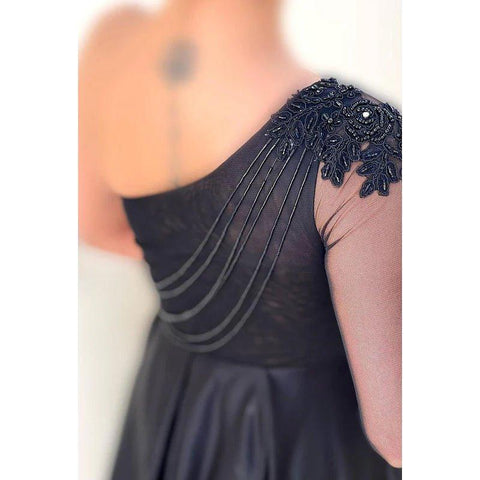 Vestido de fiesta de alta costura con un hombro al descubierto, mangas largas, corte A, apliques y abertura