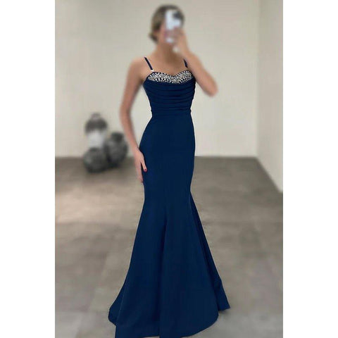 Vestido de fiesta de alta costura con tirantes finos, corte trompeta y escote corazón, con pedrería