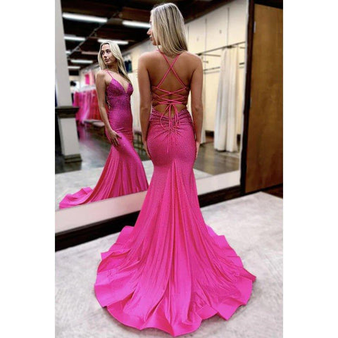 Vestido de fiesta formal de sirena con escote en V, tirantes cruzados y alta costura.