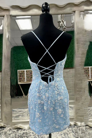 Elegante vestido corto azul claro de tirantes finos y corte ajustado para baile de bienvenida con cuentas