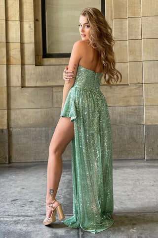 Robe de bal asymétrique vert clair à sequins, dos nu et décolleté en forme de goutte.