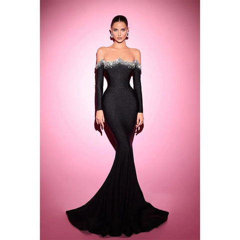 Vestido de fiesta negro con hombros descubiertos, corte sirena y cuentas 