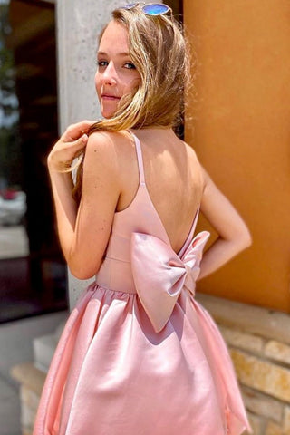 Lindo vestido corto rosa de tirantes finos estilo línea A para baile de bienvenida