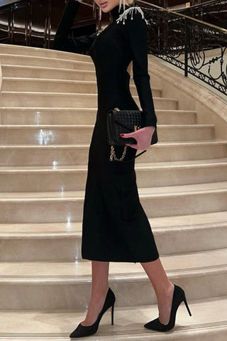 Elegante vestido de noche formal de color liso, espalda descubierta, abertura, pedrería, cuello alto. 