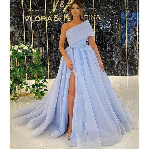 Robe de soirée longue et unique à une épaule et fente haute 