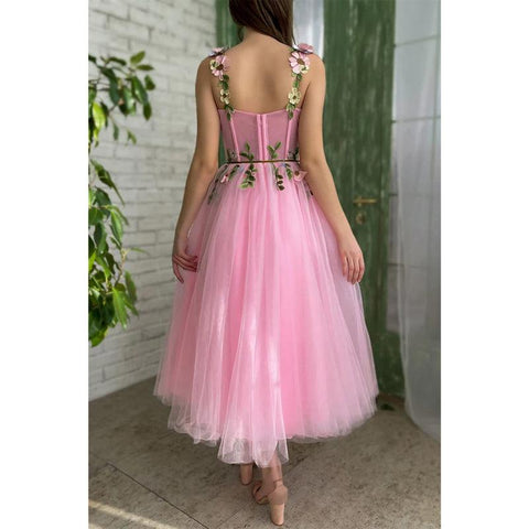 Robe de bal rose à bretelles spaghetti et décolleté en cœur avec applications 3D et poches 