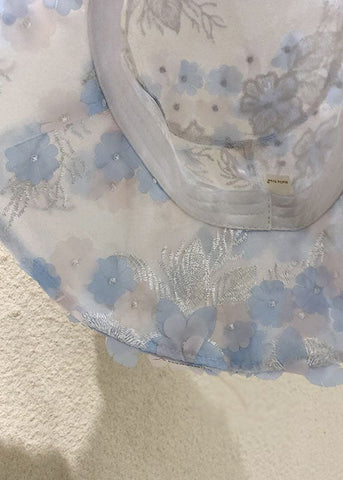 Bob en tulle à broderie florale bleue moderne 