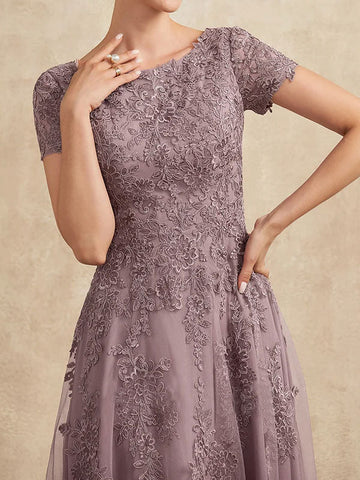 Robe de mère de la mariée en tulle et dentelle, coupe trapèze, longueur thé, décolleté rond. 