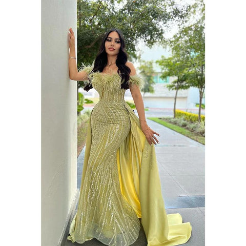 Vestido de fiesta largo con lentejuelas, plumas y hombros descubiertos, con cola 