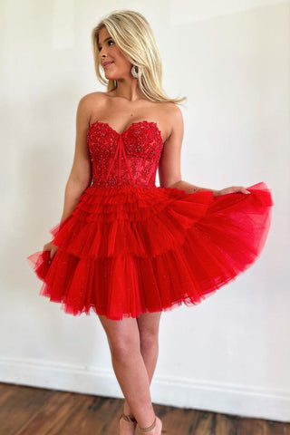 Lindo vestido rojo de corte A con escote corazón y corsé, adornado con apliques, ideal para fiestas de bienvenida.