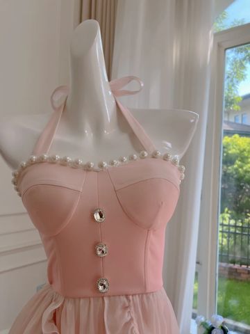 Vestido sencillo de fiesta rosa con escote halter, tul, perlas, cuentas y volantes asimétricos (Y8582)