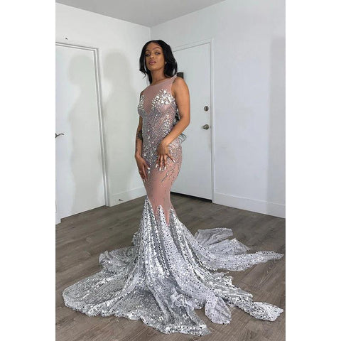 Vestido de fiesta largo estilo sirena de tul transparente con cuentas y sin mangas con cola larga