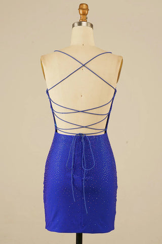 Vestido corto ajustado azul real con cuello halter y cuentas para baile de bienvenida