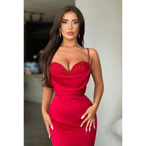 Vestido de noche largo de sirena de satén con tirantes finos y escote en forma de corazón