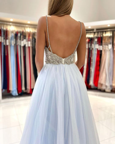 Robe de bal longue en tulle bleu ciel à fines bretelles et perles