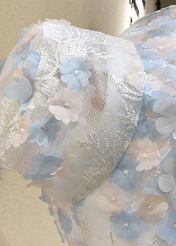 Bob en tulle à broderie florale bleue moderne 