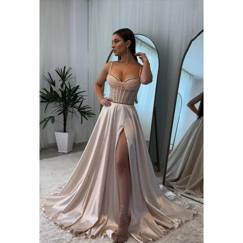 Hermoso y encantador vestido formal de fiesta con abertura y tirantes finos en forma de A