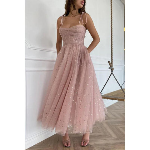 Vestido formal rosa con lentejuelas, escote corazón y tirantes finos y bolsillos 