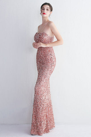 Robe de bal longue sirène noire à sequins et décolleté en V, avec découpe en forme de goutte d'eau.