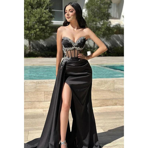 Elegante y lujoso vestido de fiesta formal sin mangas con hombros descubiertos y abertura lateral con pedrería