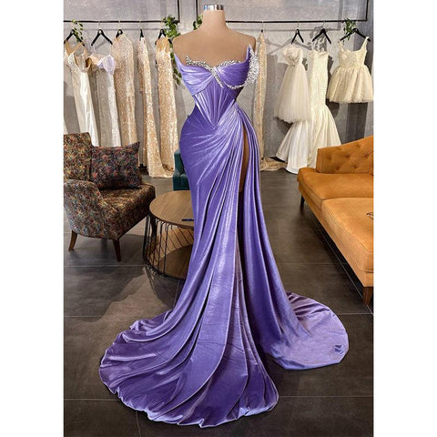 Vestido de fiesta largo de terciopelo morado con cuentas, sin tirantes, plisado y abertura. 