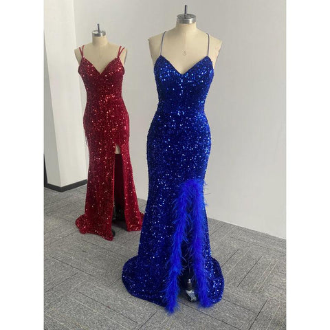 Vestido de fiesta con tirantes finos, abertura lateral y plumas brillantes