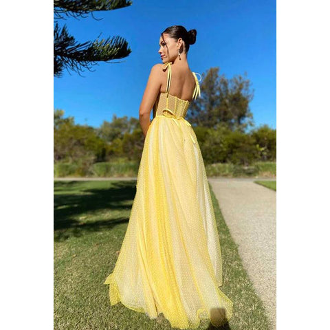 Vestido de fiesta de tul con lunares, tirantes finos y escote en forma de corazón