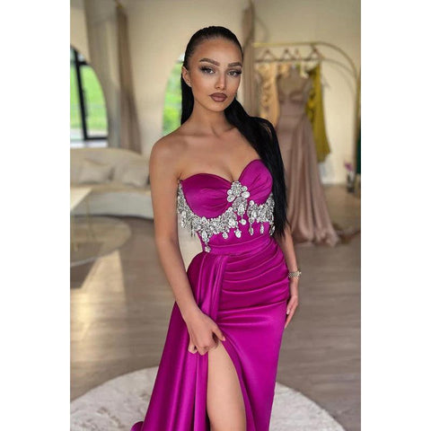 Robe de soirée longue en satin froncé, bustier et perles, coupe fourreau