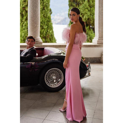 Vestido largo de fiesta formal con fruncido, sin tirantes y plumas