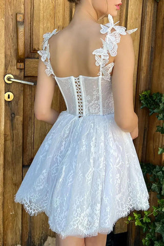 Lindo vestido corto blanco de corte A con escote corazón y apliques para baile de bienvenida