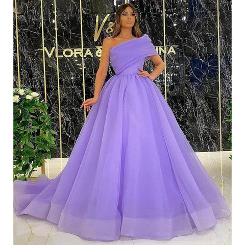 Robe de soirée longue et unique à une épaule et fente haute 