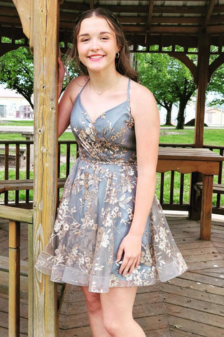 Lindo vestido corto gris de tirantes finos estilo A para baile de bienvenida con bordado