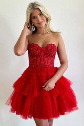 Lindo vestido rojo de corte A con escote corazón y corsé, adornado con apliques, ideal para fiestas de bienvenida.