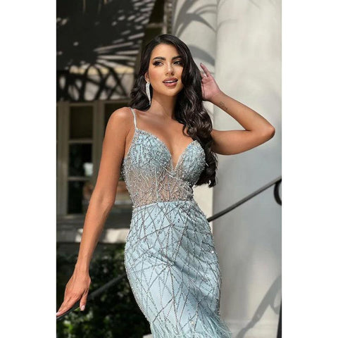 Elegante y lujoso vestido de fiesta con escote en V, tirantes finos y cuentas, vestido de graduación con plumas