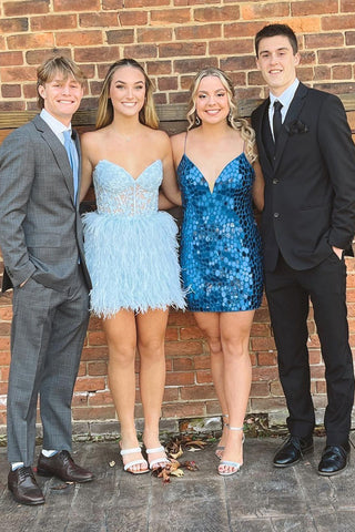 Vestido corto rosa ajustado de fiesta con escote corazón y plumas