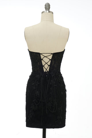 Vestido corto ajustado para baile de bienvenida con apliques