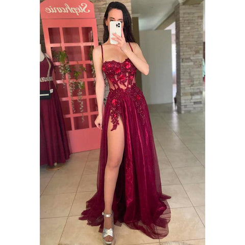 Elegante y lujoso vestido de fiesta de graduación con tirantes finos, corte A, abertura lateral y apliques