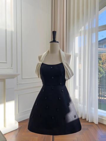 Robe de soirée courte élégante en satin noir à col halter et perles, modèle Y8575