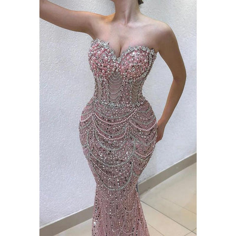 Elegante y lujoso vestido de noche largo con cuentas y escote ilusión sin tirantes en color rosa 