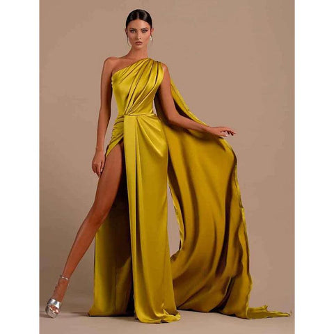 Robe de soirée longue et unique à une épaule et fente haute 