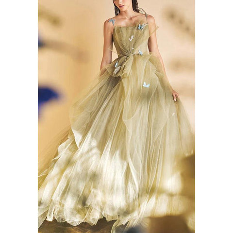 Robe de soirée longue trapèze en tulle froncé à bretelles spaghetti et perles appliquées