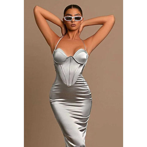 Vestido de noche largo de satén con escote halter y escote corazón