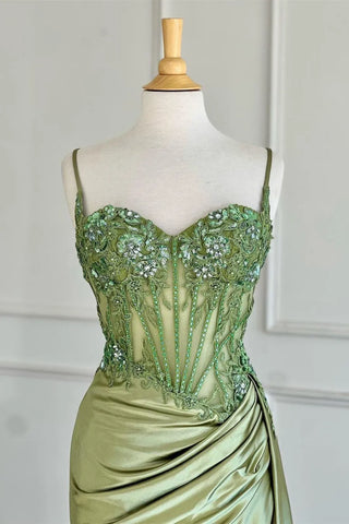 Robe de bal longue sirène en satin argenté à fines bretelles spaghetti et corset ornée d'appliques